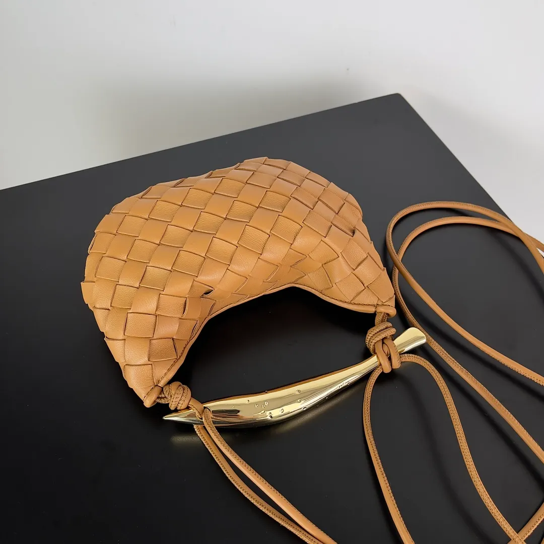 Batch of 1260 BV Mini Sardine is coming‼ ️Super high-end, stainless steel hardware + 24k real gold plating process, fish scales (concave and convex positions) are the finishing touch, the sardine bag that can be carried cross-body is completely beautiful to the heart. The metal element handle and the weaving are perfectly combined to completely integrate the artistic sense and elegance and fashion. It is really like a work of art🏺The large size is elegant, the small size is exquisite and cute, a must-have item for fashionistas, and the details are perfectly reproduced. Style number: 744267 Size 20*12*2.5